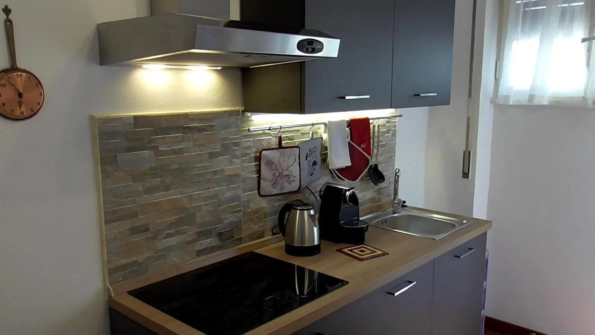 Italian Romance - A Fine Apartment In Rome