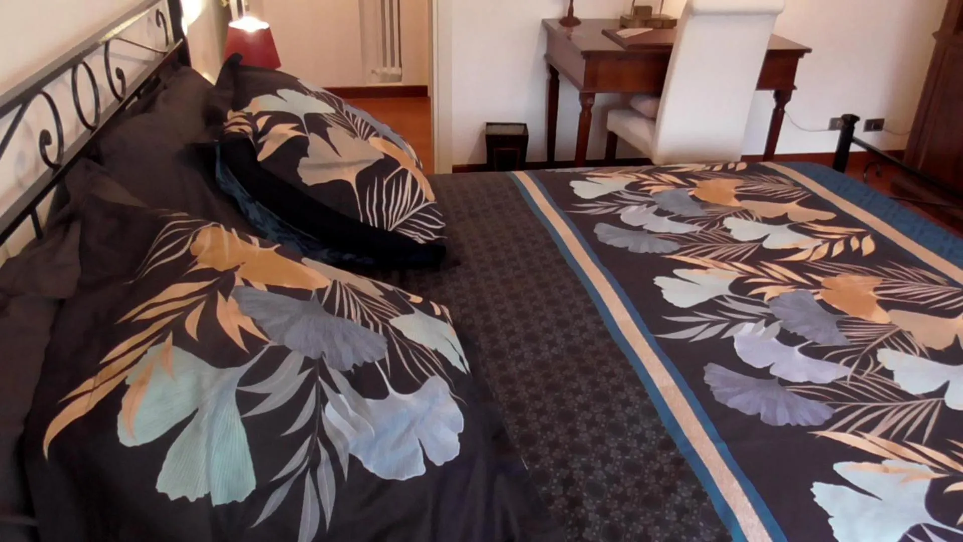 Italian Romance - A Fine Apartment In Rome