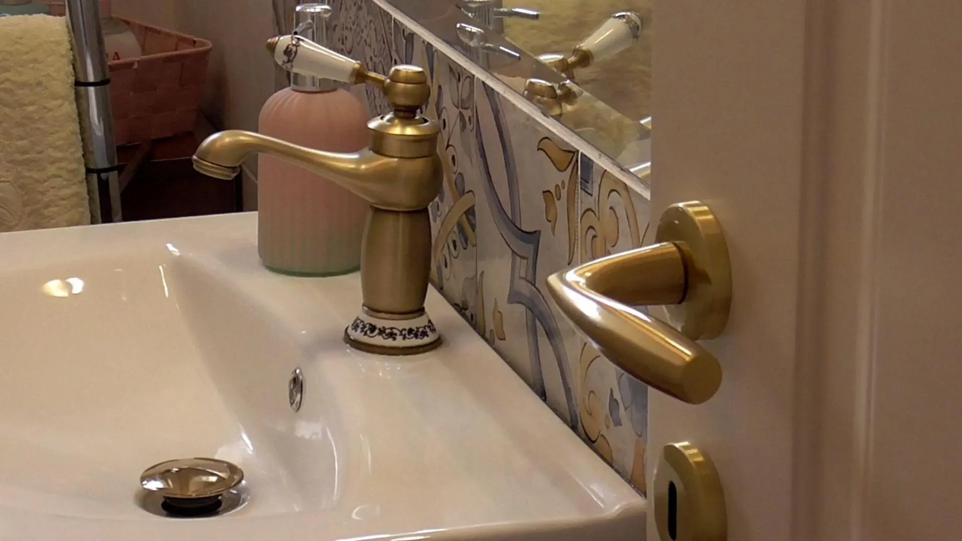 Italian Romance - A Fine Apartment In Rome