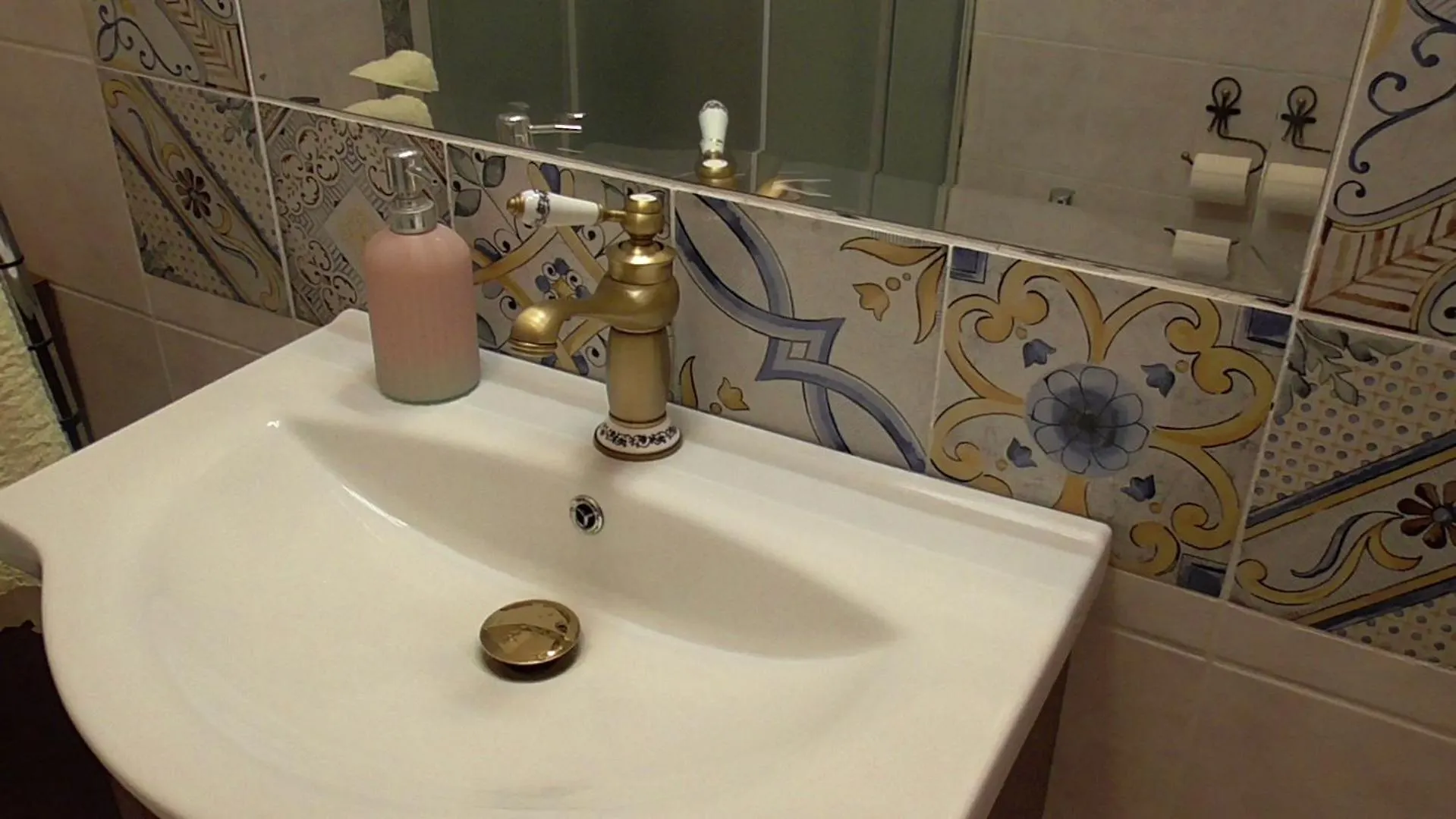 Italian Romance - A Fine Apartment In Rome Italy