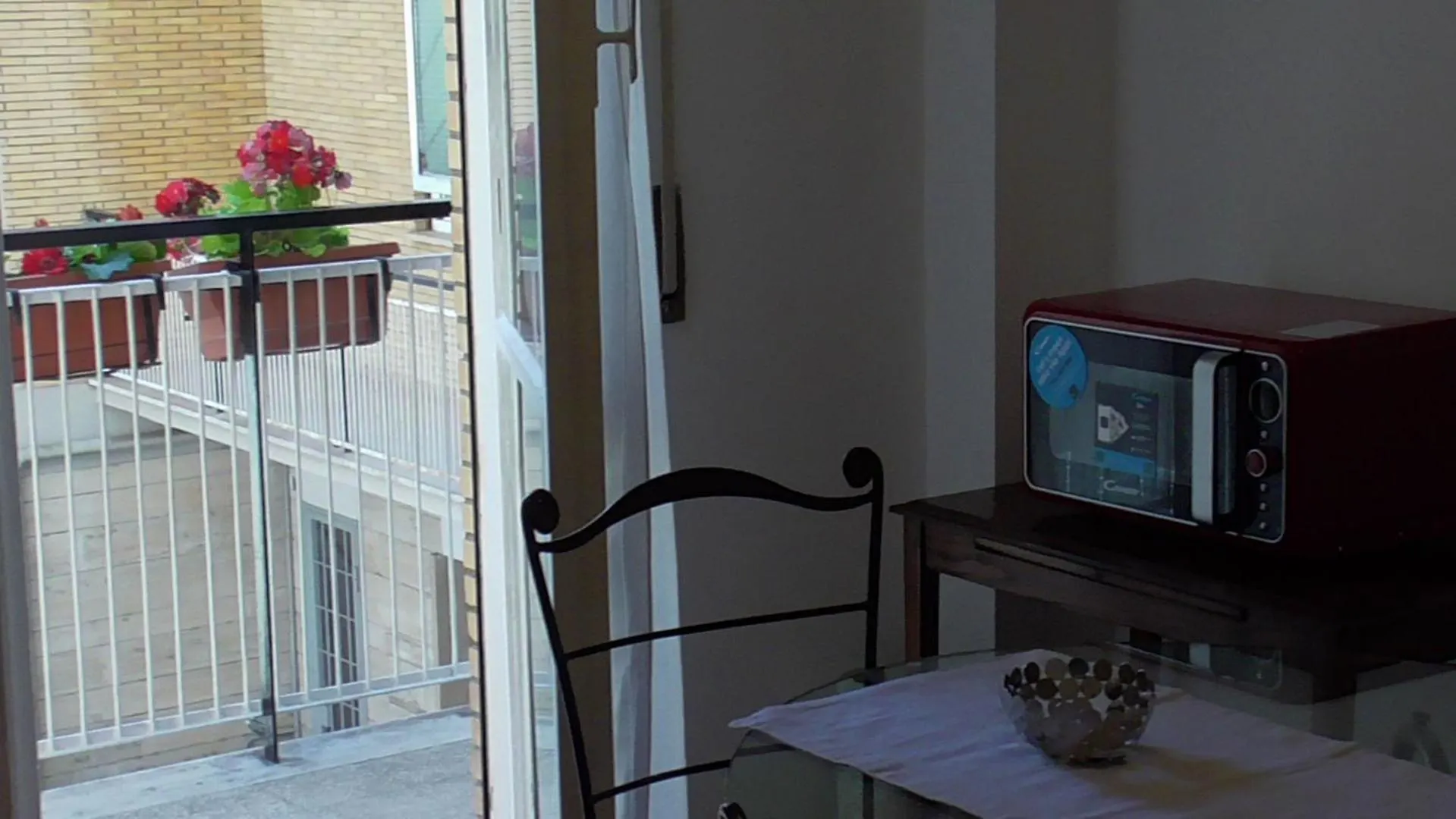 Italian Romance - A Fine Apartment In Rome